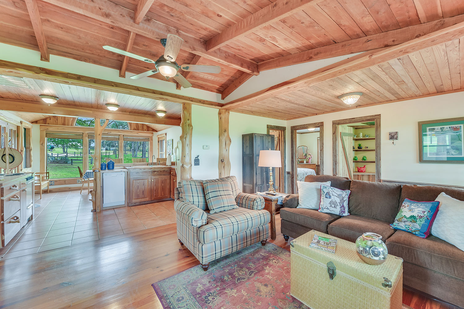 034_Guest House-Living-2